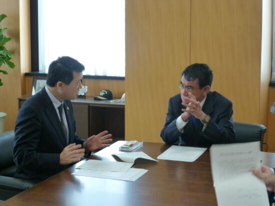 画像：被災者生活再建支援制度の円滑な実施について意見交換する河野大臣と泉田委員長